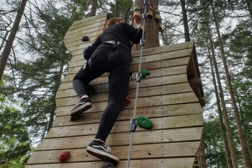 Groepen van de specialisatiefase op schoolkamp