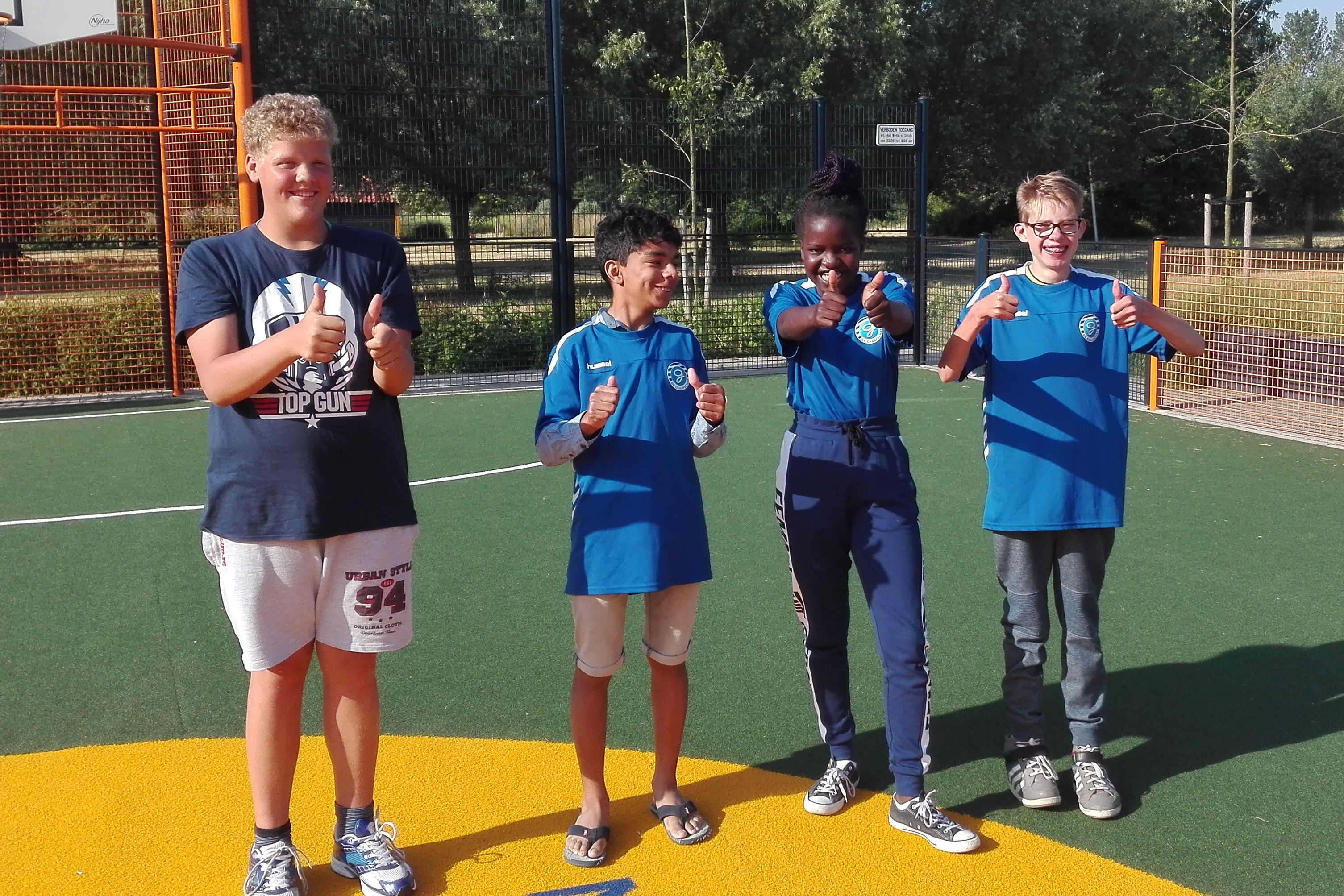 Vier leerlingen bij het G-team van De Graafschap