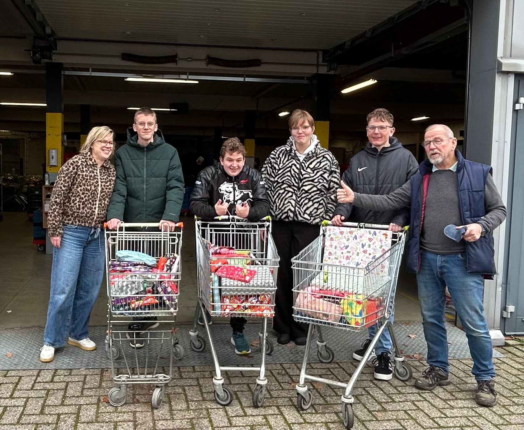 Leerlingen helpen bij de voedselbank